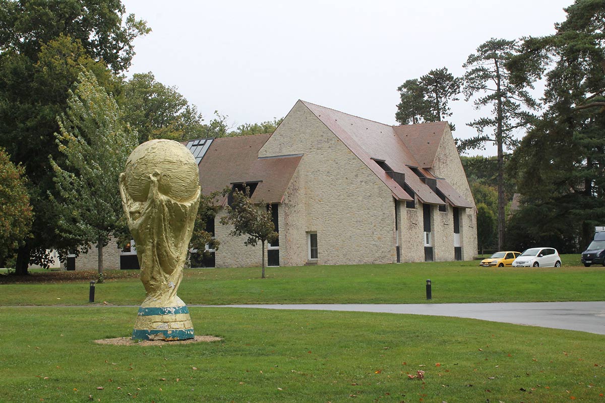 Devant le bâtiment des Espoirs (moins de 21 ans), la réplique grand format de la Coupe du monde trône sur la pelouse depuis l’été 1998.