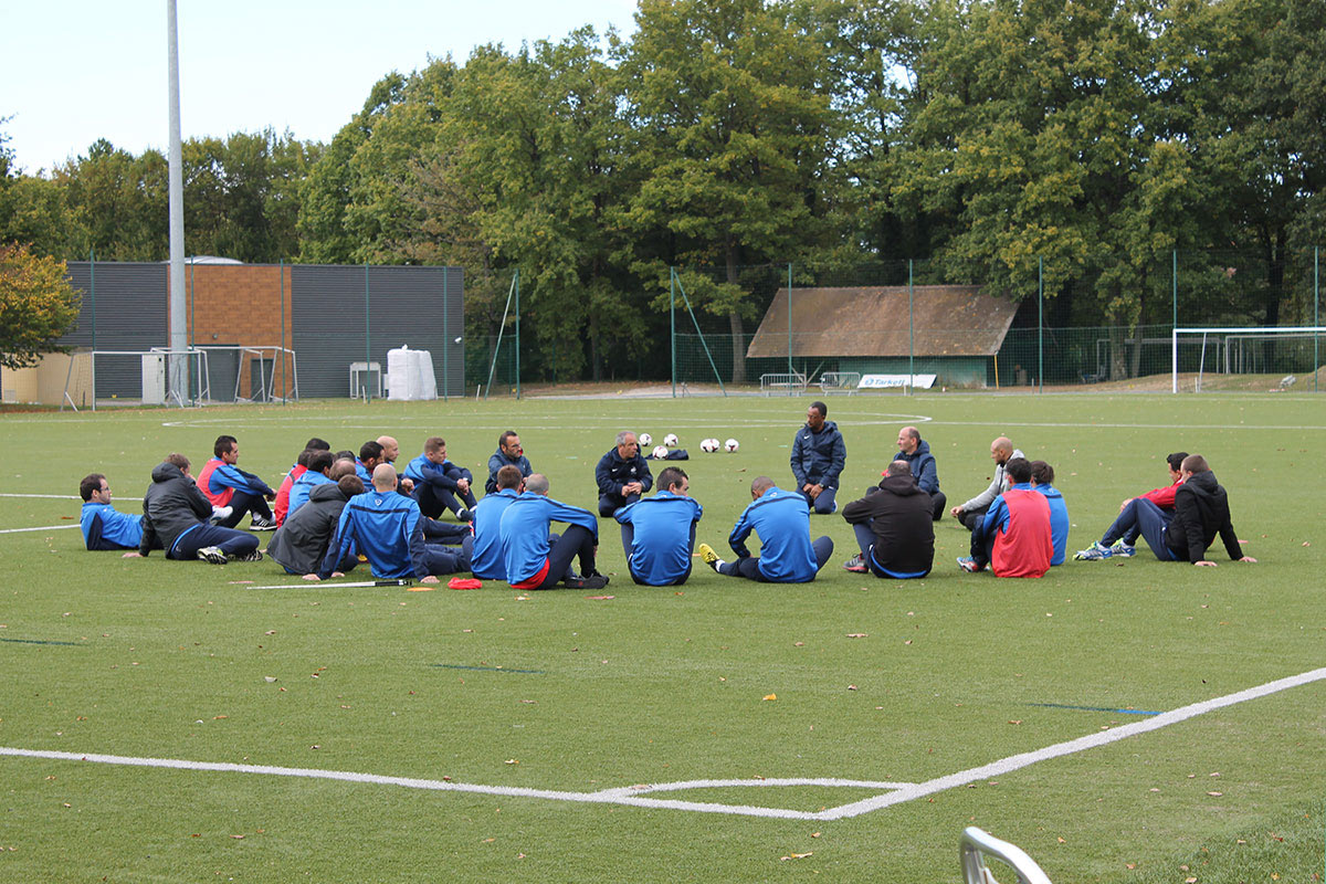 Outre les joueurs et joueuses des équipes nationales, le CNF accueille aussi des entraîneurs en stage de formation.
