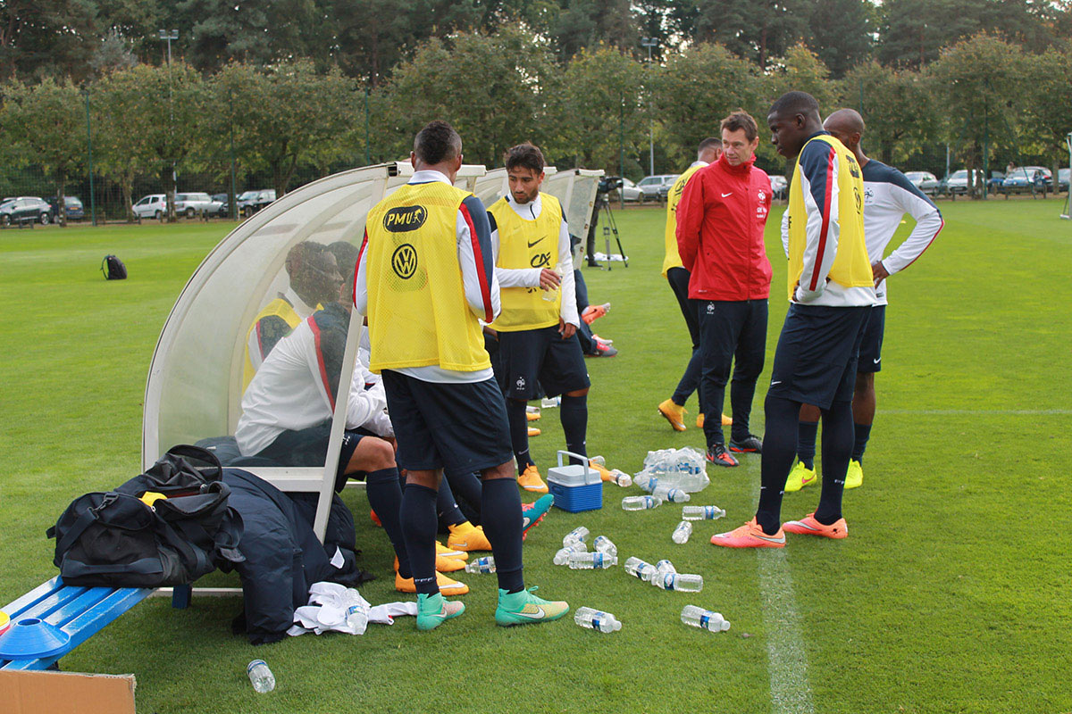 C’est la mi-temps, les joueurs de l’équipe de France Espoirs marquent une pause et discutent tactique durant une opposition, à l’entraînement.