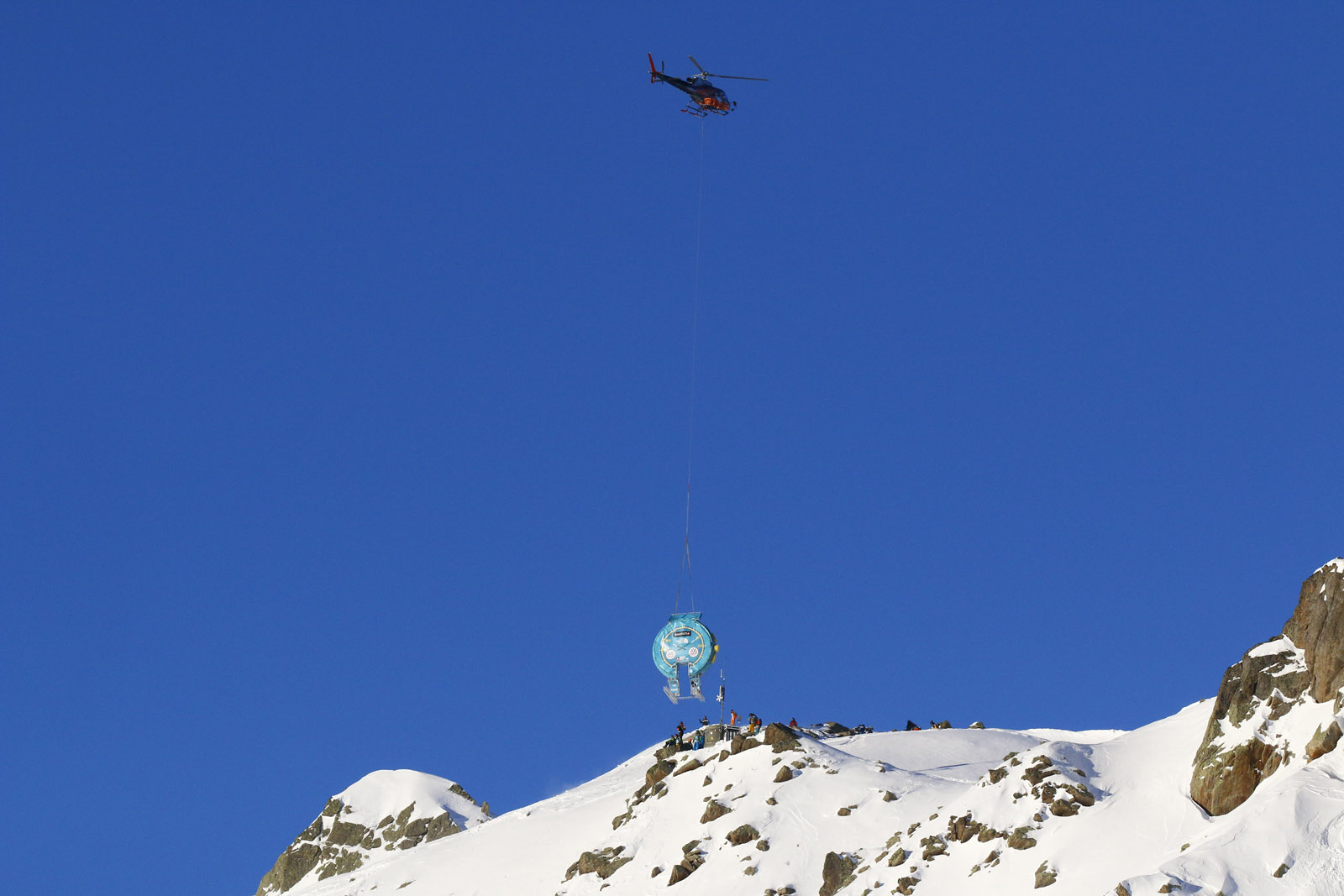 C’est l’hélicoptère qui dépose l’aire de départ au sommet de « L’Aiguille Pourrie ».