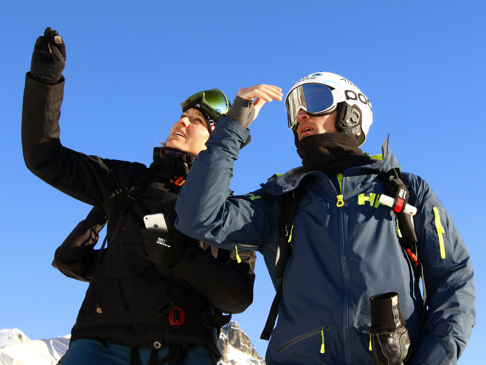 La snowboardeuse franco-suisse Anne-Flore Marxer repère la face en compagnie d’Aurélien Ducroz.