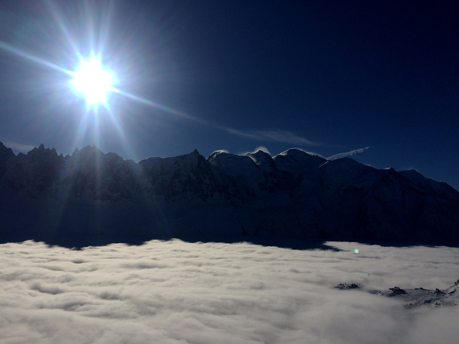 Un panorama de rêve pour les skieurs avant de s’élancer : la chaîne du Mont-Blanc.