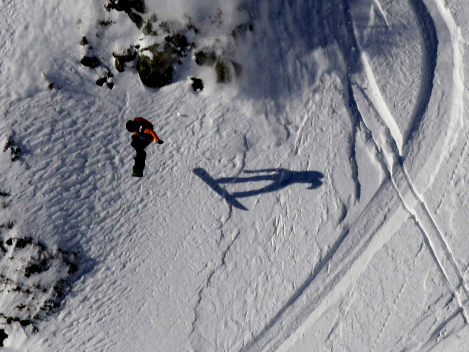 L’ombre du snowboarder canadien Jamie Rizzuto après un franchissement de barre.